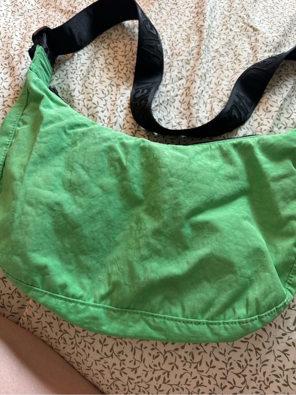 Aloe Baggu Medium Crescent